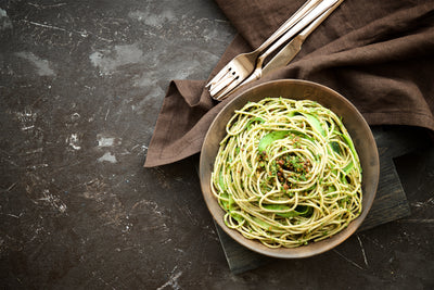 Courgette pasta pesto met geroosterde tomaatjes