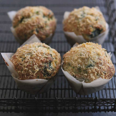 Antipasti: muffins met Parmezaanse kaas en spinazie